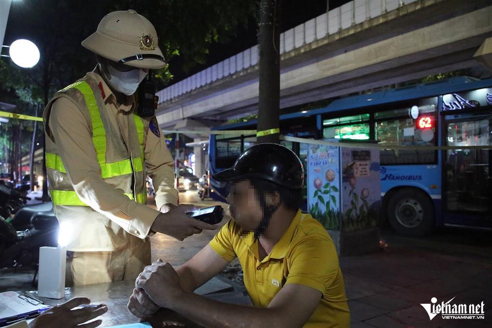 Vi phạm nồng độ cồn bị phạt 2,5 triệu đồng, tài xế nói do chủ nhà mời 5 lít bia-1