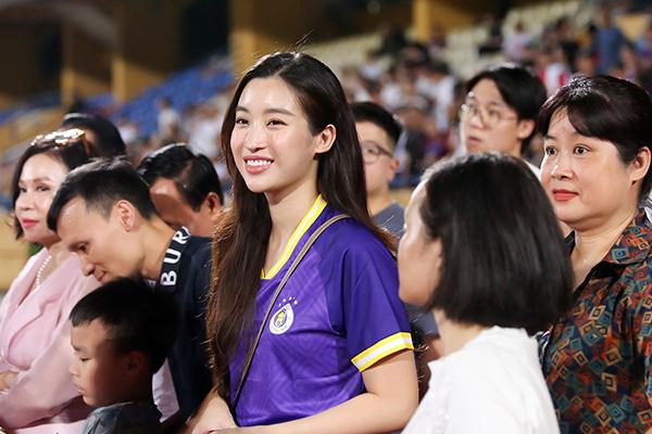 Vẻ ngoài giản dị của vợ chồng Hoa hậu Đỗ Mỹ Linh-2