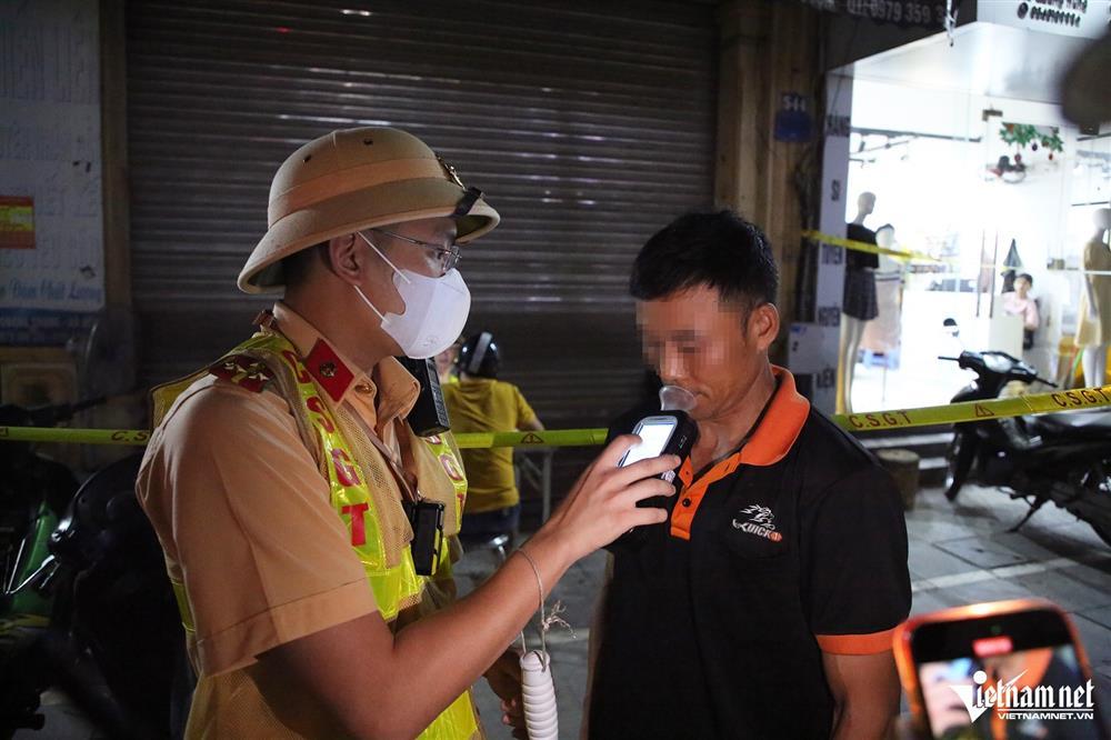 Vi phạm nồng độ cồn bị phạt 2,5 triệu đồng, tài xế nói do chủ nhà mời 5 lít bia-3