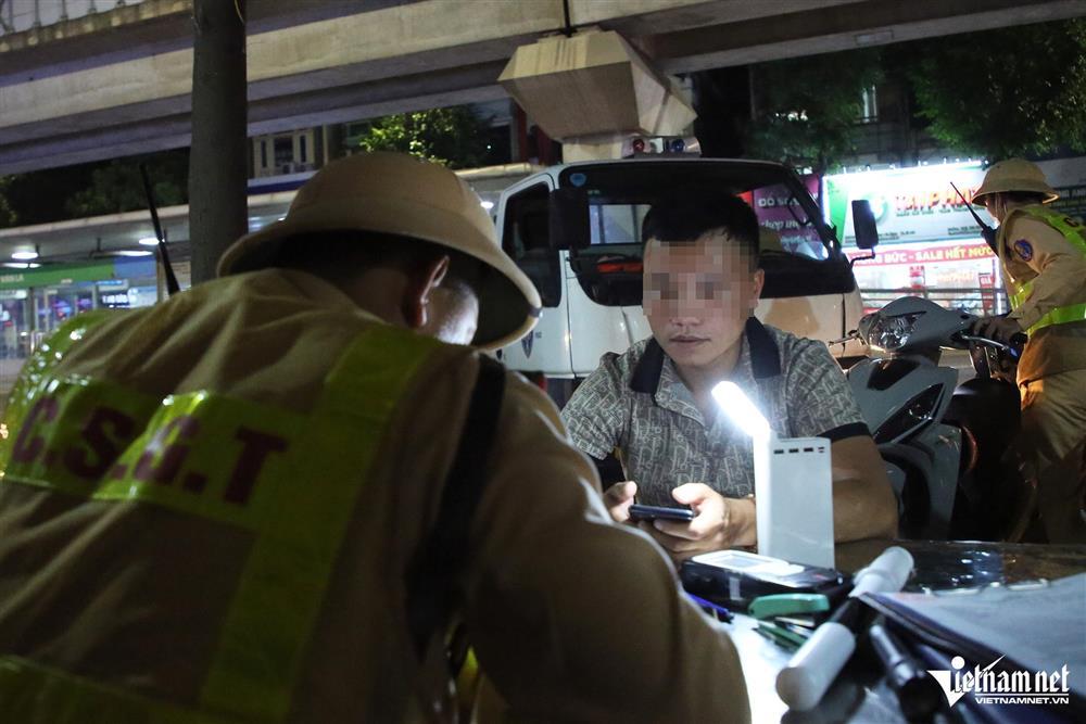 Vi phạm nồng độ cồn bị phạt 2,5 triệu đồng, tài xế nói do chủ nhà mời 5 lít bia-4