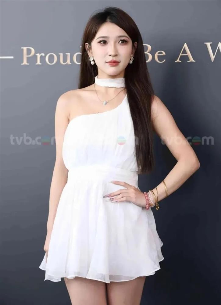 Thí sinh hoa hậu có vòng một 100 cm gây chú ý-14