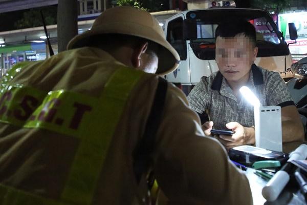 Bé trai 11 tháng nghi bị bố sát hại tại chung cư ở Hà Nội: Người bố bất thường tâm lý, mẹ cũng bị thương nhưng không nguy hiểm-3