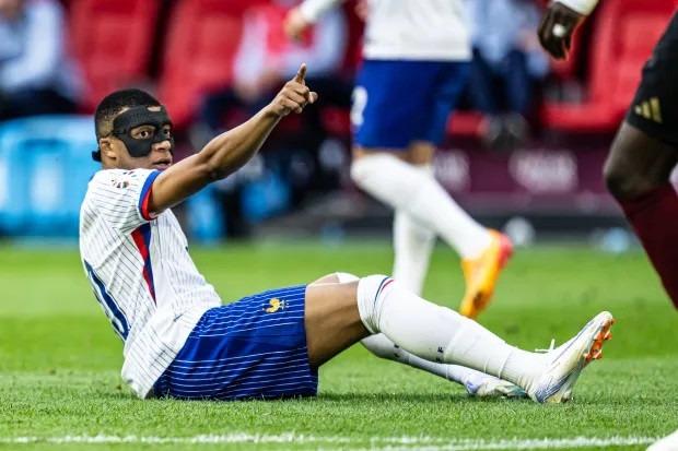 Mbappe hứng gạch đá ăn mừng khiêu khích Pháp thắng Bỉ ở EURO 2024-2
