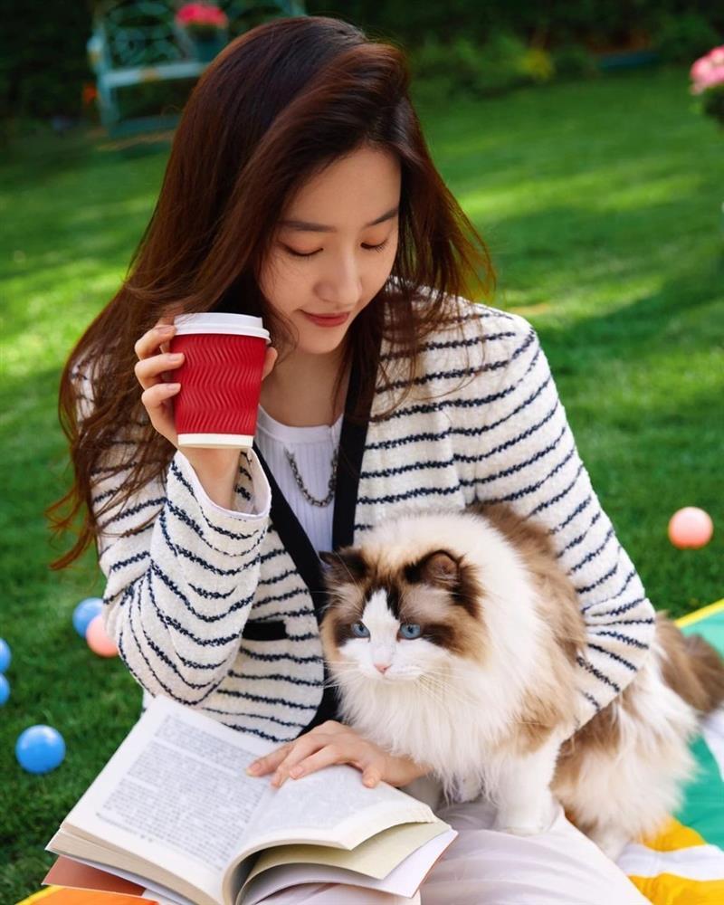 Bí quyết giúp Lưu Diệc Phi trẻ như thiếu nữ trong Câu Chuyện Hoa Hồng-1