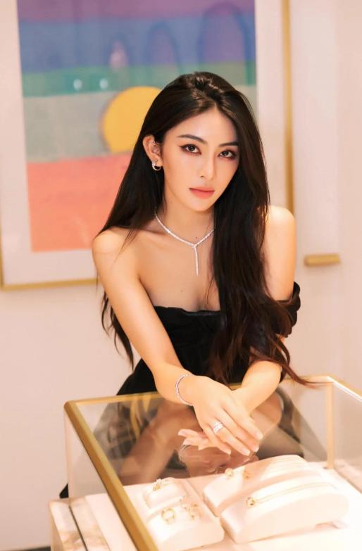 Một hotgirl đình đám được ví là bản sao Phạm Băng Băng, nhan sắc tỷ lệ thuận với độ giàu có-3