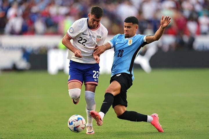Cầu thủ Uruguay bất tỉnh trên sân-2