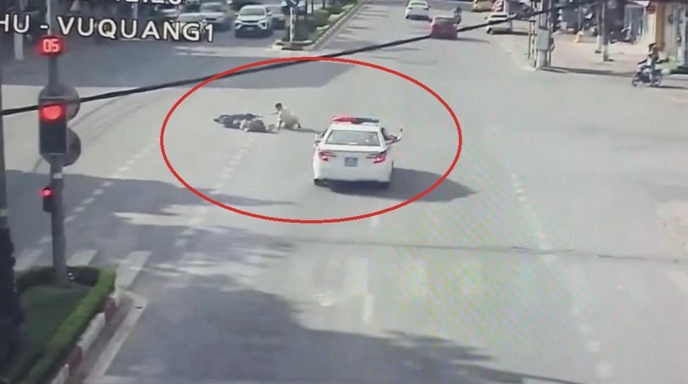 CSGT kịp thời chặn người phụ nữ lao xe vào đoàn xe ưu tiên-1