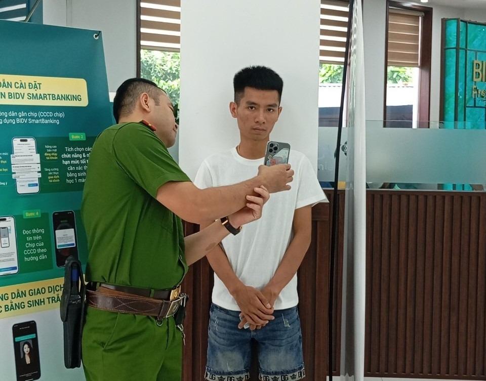 Chờ chực cả buổi, nhiều tình huống bi hài ở ngân hàng chờ xác thực khuôn mặt-1