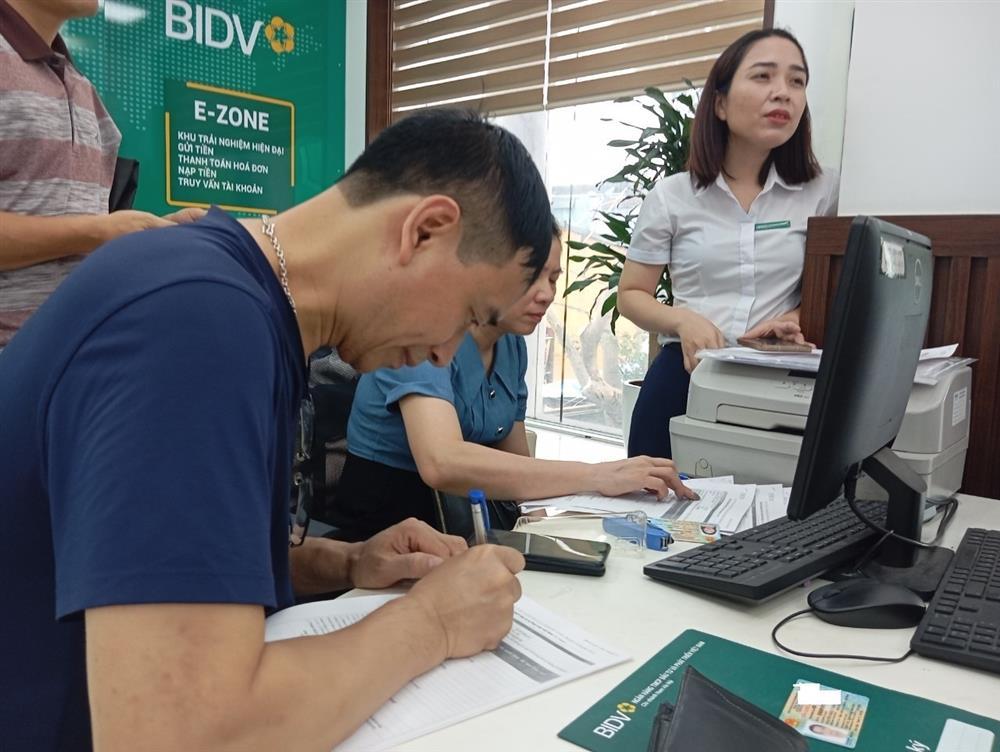 Chờ chực cả buổi, nhiều tình huống bi hài ở ngân hàng chờ xác thực khuôn mặt-2