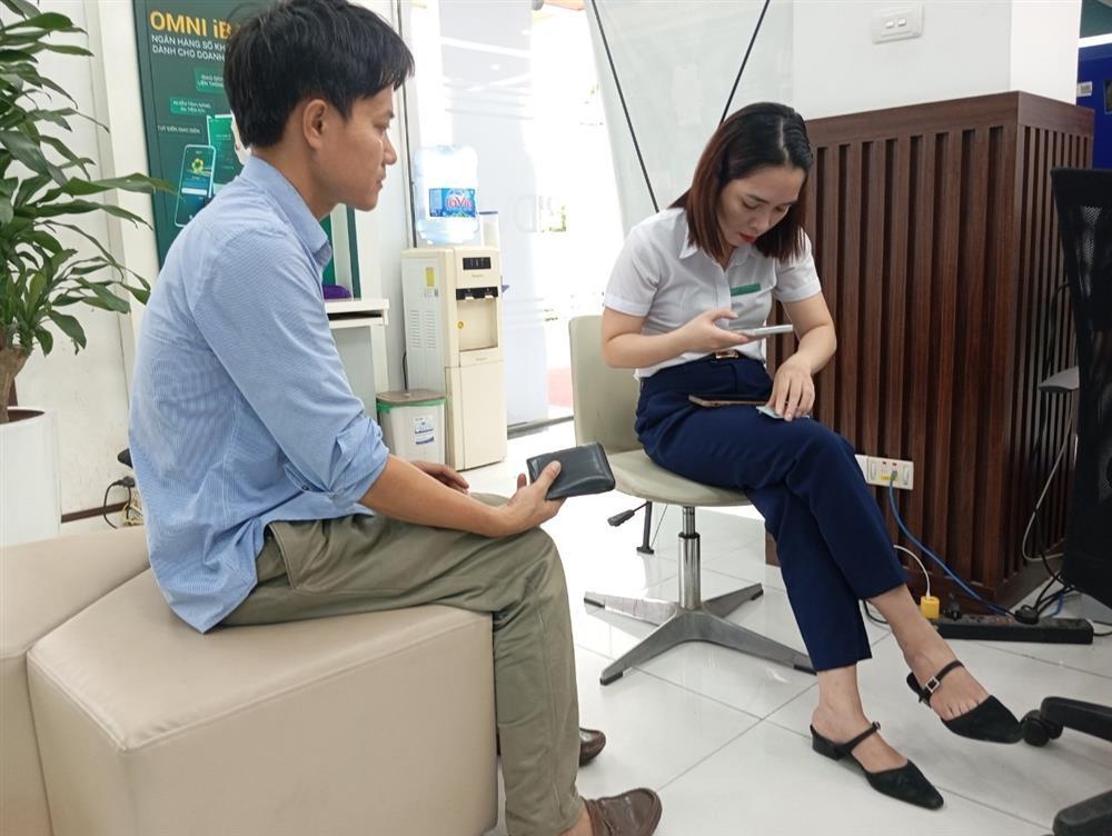 Chờ chực cả buổi, nhiều tình huống bi hài ở ngân hàng chờ xác thực khuôn mặt-3
