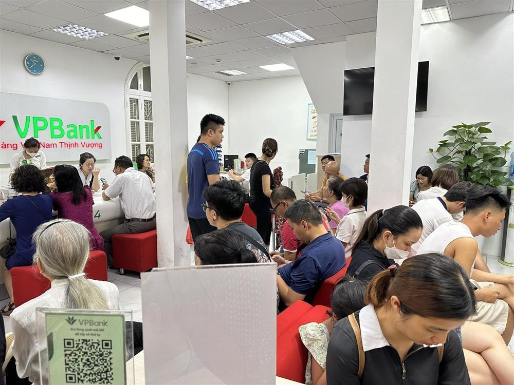 Chờ chực cả buổi, nhiều tình huống bi hài ở ngân hàng chờ xác thực khuôn mặt-4