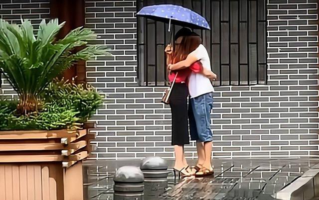 Ly hôn xong, vợ đứng chào chồng với nụ cười trên môi rồi bật khóc nức nở sau khi bóng anh đi khuất vì một lý do-3