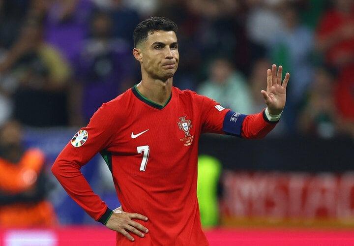 Mẹ Ronaldo bật khóc khi con trai đá hỏng penalty-2