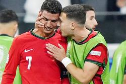 Nếu Ronaldo 'mít ướt' tiếp tục thi đấu, Bồ Đào Nha sẽ thua Pháp