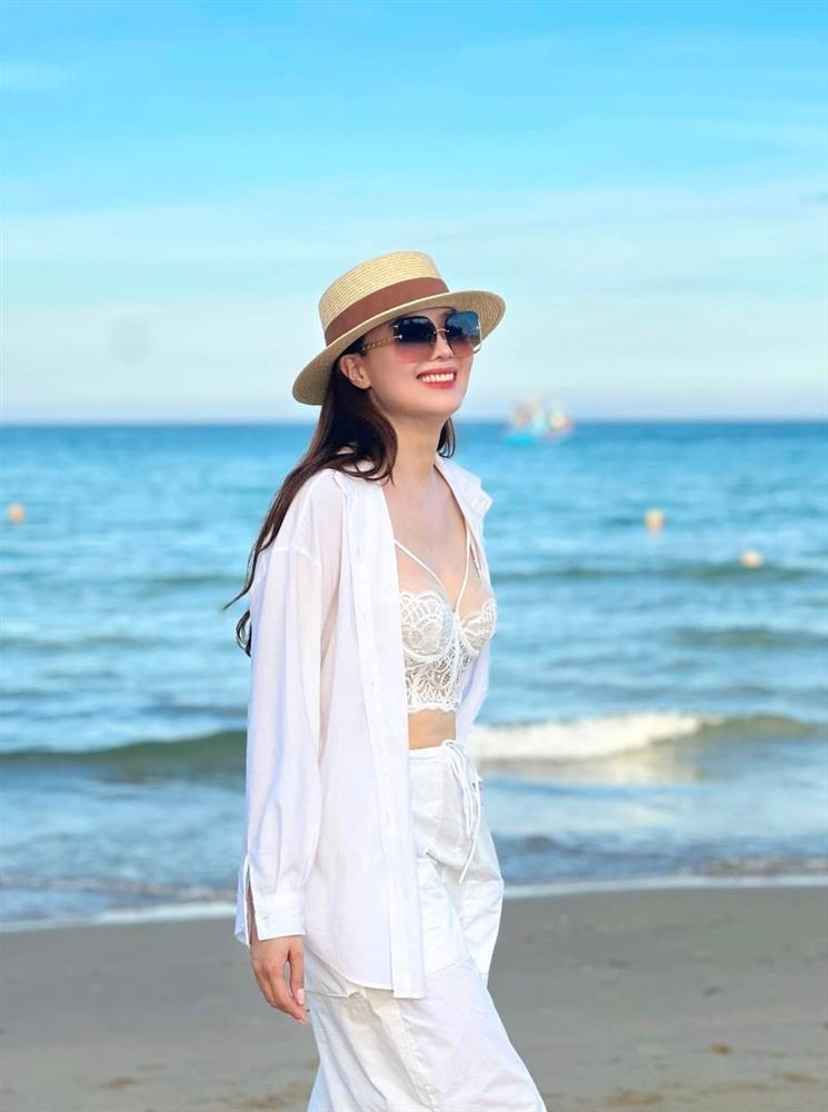 Thời trang du lịch nổi bật của Hồng Diễm, phụ nữ trên 40 tuổi nên tham khảo-1