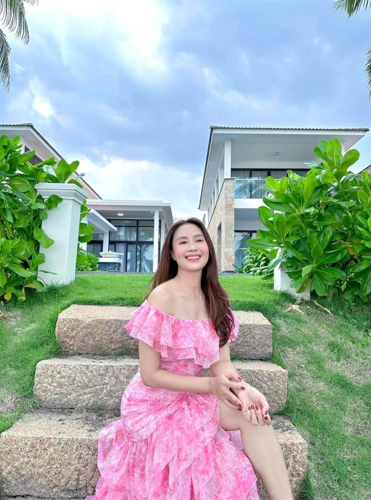 Thời trang du lịch nổi bật của Hồng Diễm, phụ nữ trên 40 tuổi nên tham khảo-2