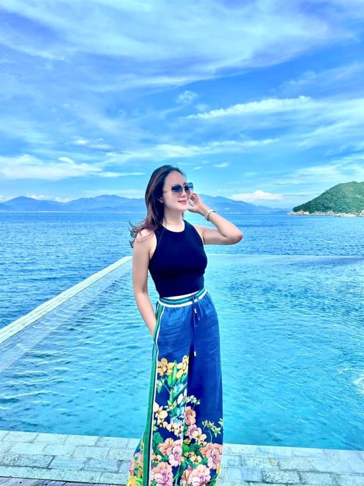 Thời trang du lịch nổi bật của Hồng Diễm, phụ nữ trên 40 tuổi nên tham khảo-4