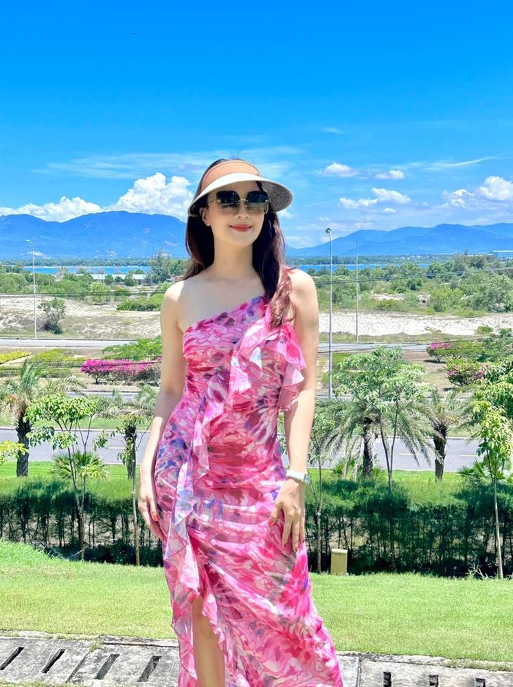 Thời trang du lịch nổi bật của Hồng Diễm, phụ nữ trên 40 tuổi nên tham khảo-5