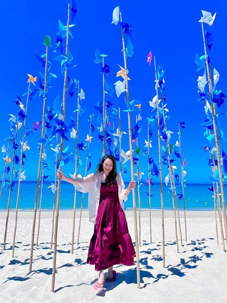 Thời trang du lịch nổi bật của Hồng Diễm, phụ nữ trên 40 tuổi nên tham khảo-6