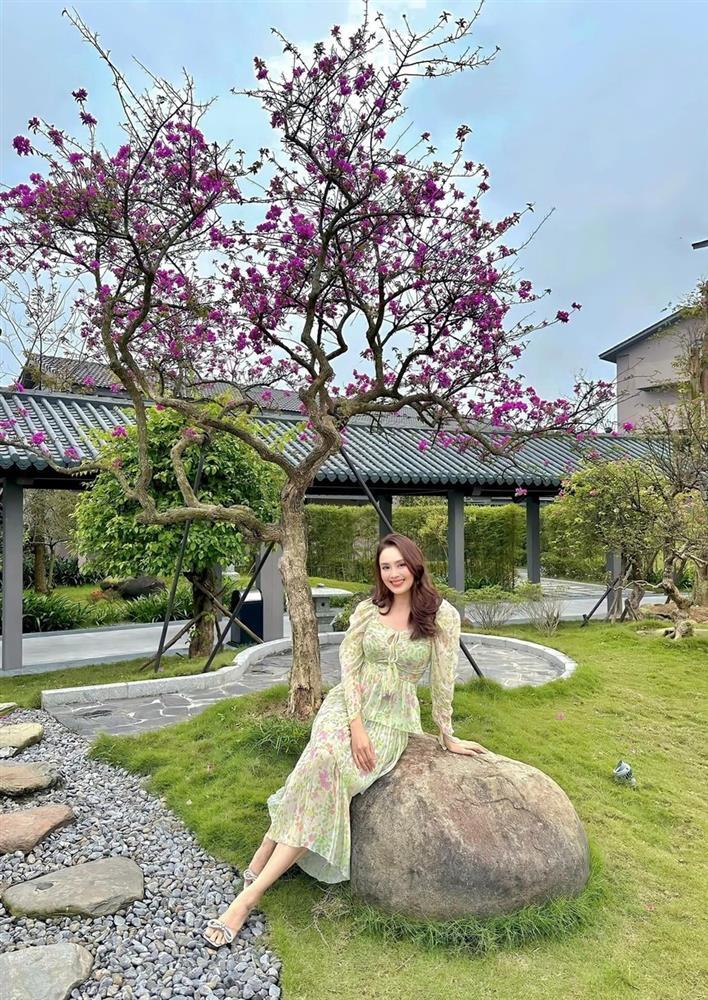 Thời trang du lịch nổi bật của Hồng Diễm, phụ nữ trên 40 tuổi nên tham khảo-7