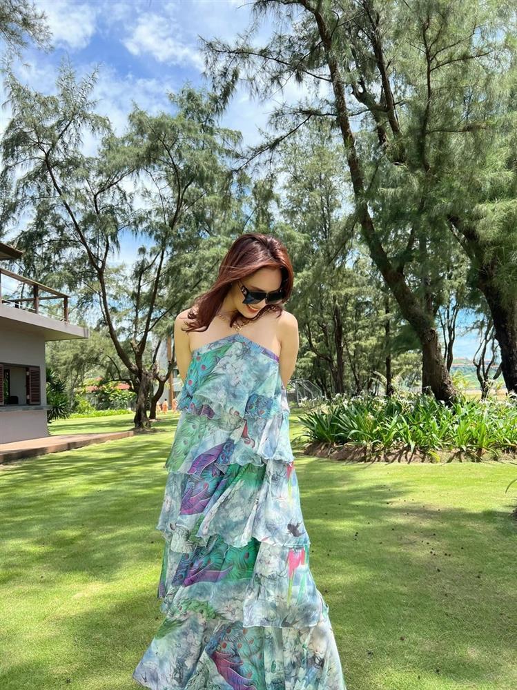 Thời trang du lịch nổi bật của Hồng Diễm, phụ nữ trên 40 tuổi nên tham khảo-8