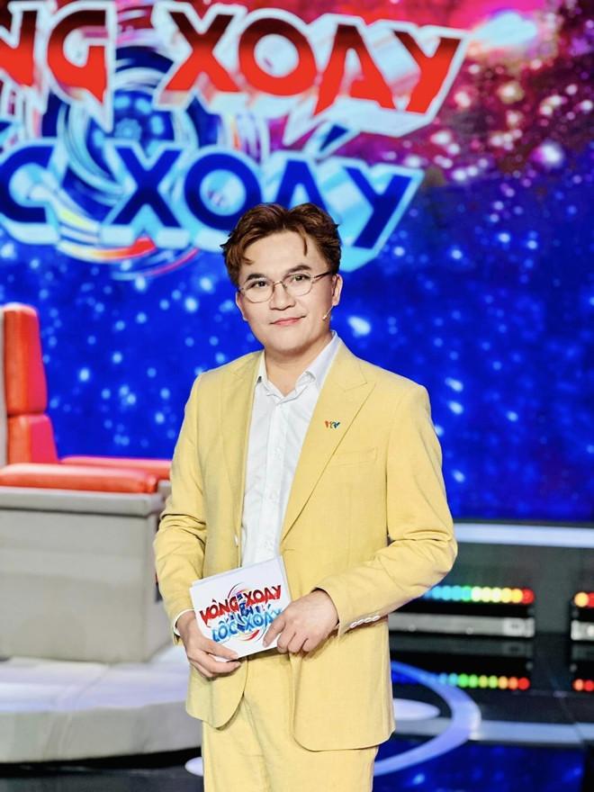 Đời tư kín tiếng của MC Đại Nghĩa: Chưa vợ con dù sống trong biệt thự như cung điện, tặng mẹ nhà đẹp mê ly ở Mỹ-1