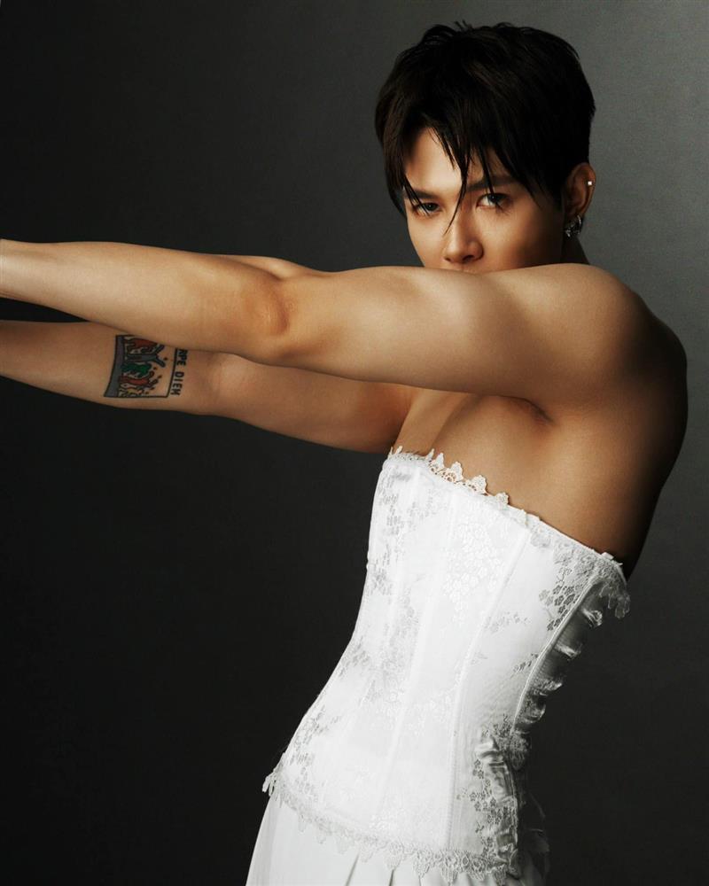 Mặc áo ren nữ tính, Anh Tú - chồng Diệu Nhi là tâm điểm gây tranh cãi-1