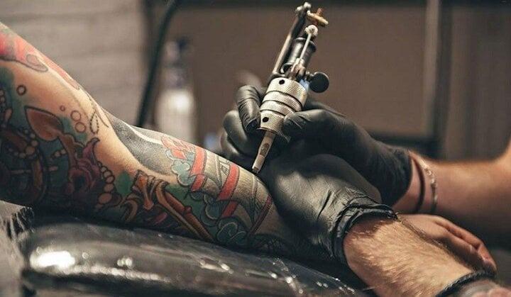 Da lở loét, chảy mủ sau xăm hình-1