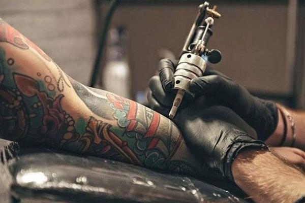 Cô gái gặp hoạ vì xăm làm đẹp-1