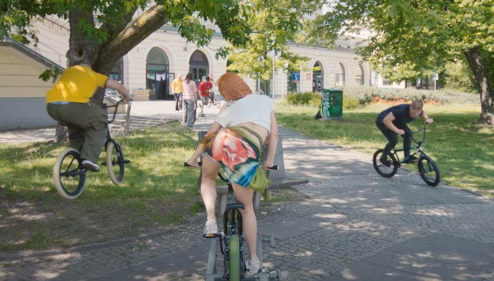 MV bị chỉ trích vì quá nhiều cảnh nóng-3