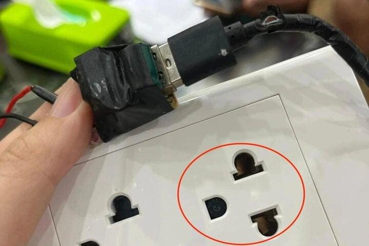 Phòng trọ ở Hà Nội bị tố lắp camera quay lén trong ổ điện-1