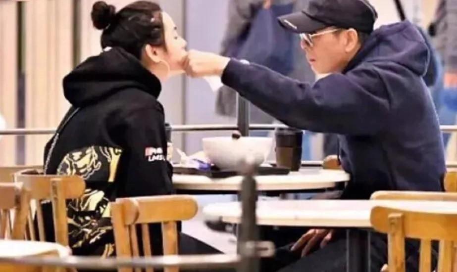 Nhiều nghệ sĩ nam bị chỉ trích nặng nề vì hôn môi con gái-5