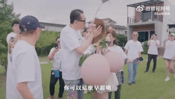 Nhiều nghệ sĩ nam bị chỉ trích nặng nề vì hôn môi con gái-1