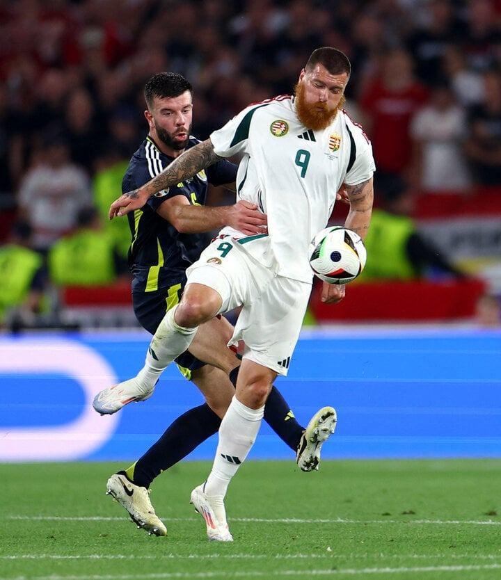 Tiền đạo bụng bia đá xong EURO tự dưng thất nghiệp-1