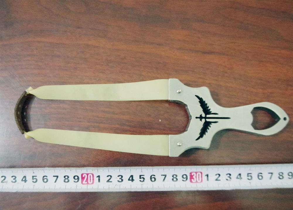 Xe khách bị bắn vỡ kính trên cao tốc: Bất ngờ 2 thiếu niên có hàng trăm bi sắt-1