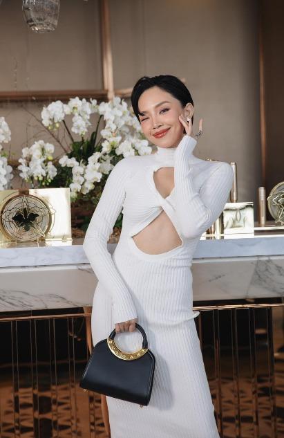 Cưới đại gia ngầm showbiz, ca sĩ Tóc Tiên chăm diện bikini siêu nhỏ, khoe dáng nuột tuổi U40-1