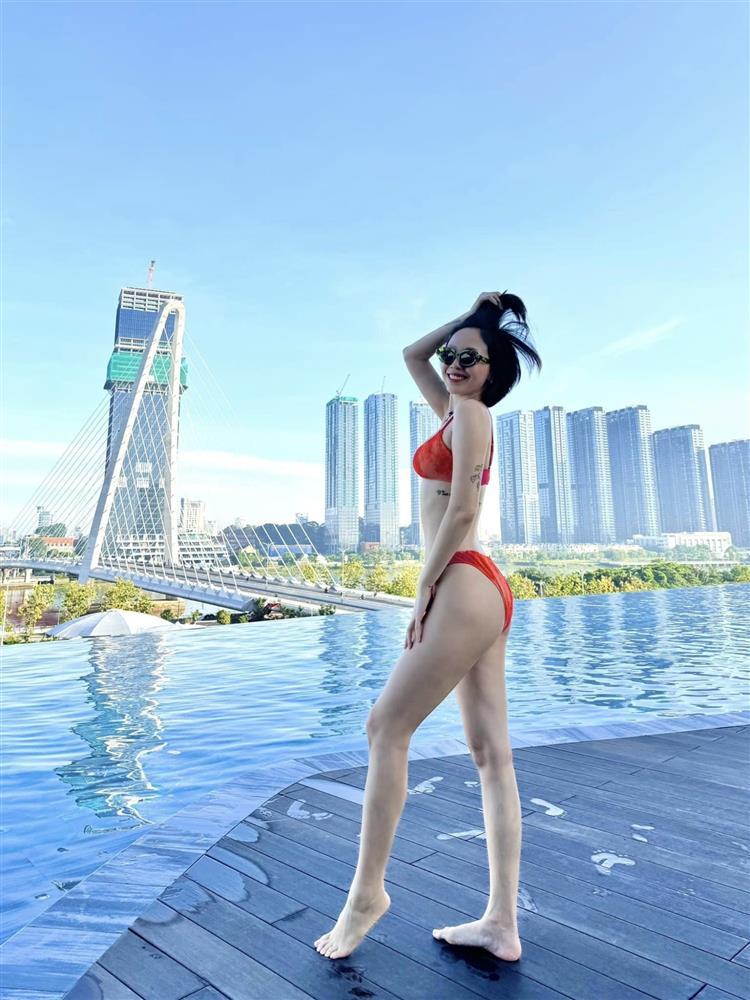 Cưới đại gia ngầm showbiz, ca sĩ Tóc Tiên chăm diện bikini siêu nhỏ, khoe dáng nuột tuổi U40-2