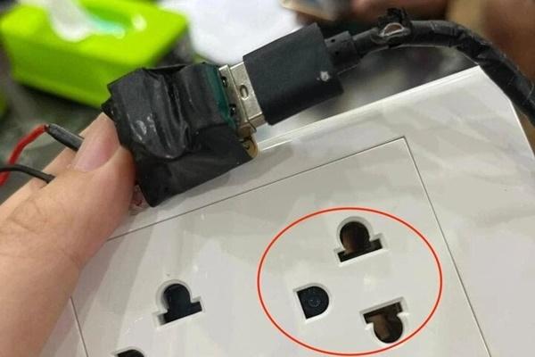 Máy bay móp cánh vì đâm trúng cột đèn chiếu sáng sân bay Tân Sơn Nhất-3