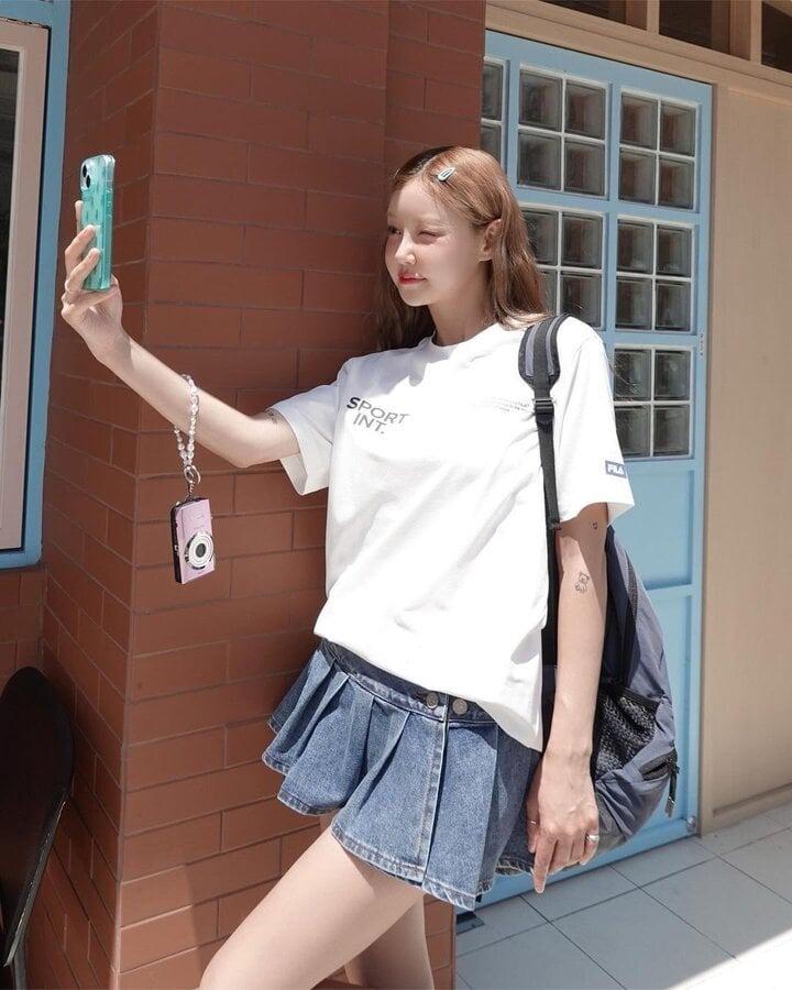 Cách mặc áo phông trắng linh hoạt độc đáo-3