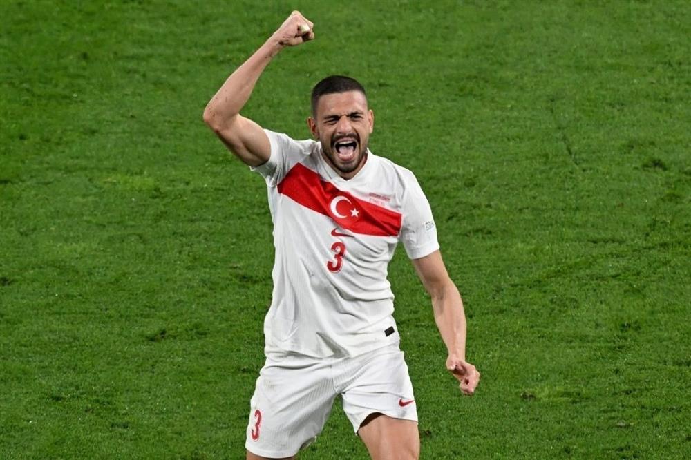 Nhan sắc vợ người hùng ghi cú đúp giúp Thổ Nhĩ Kỳ vào tứ kết Euro-1