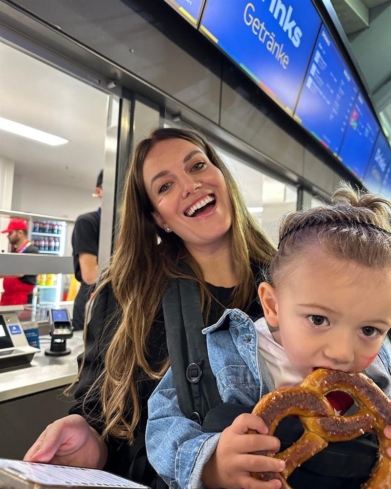 Nhan sắc vợ người hùng ghi cú đúp giúp Thổ Nhĩ Kỳ vào tứ kết Euro-2