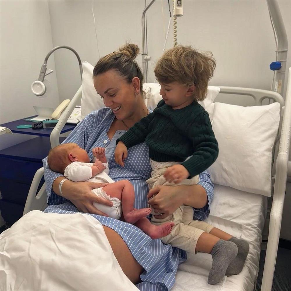 Nhan sắc vợ người hùng ghi cú đúp giúp Thổ Nhĩ Kỳ vào tứ kết Euro-3