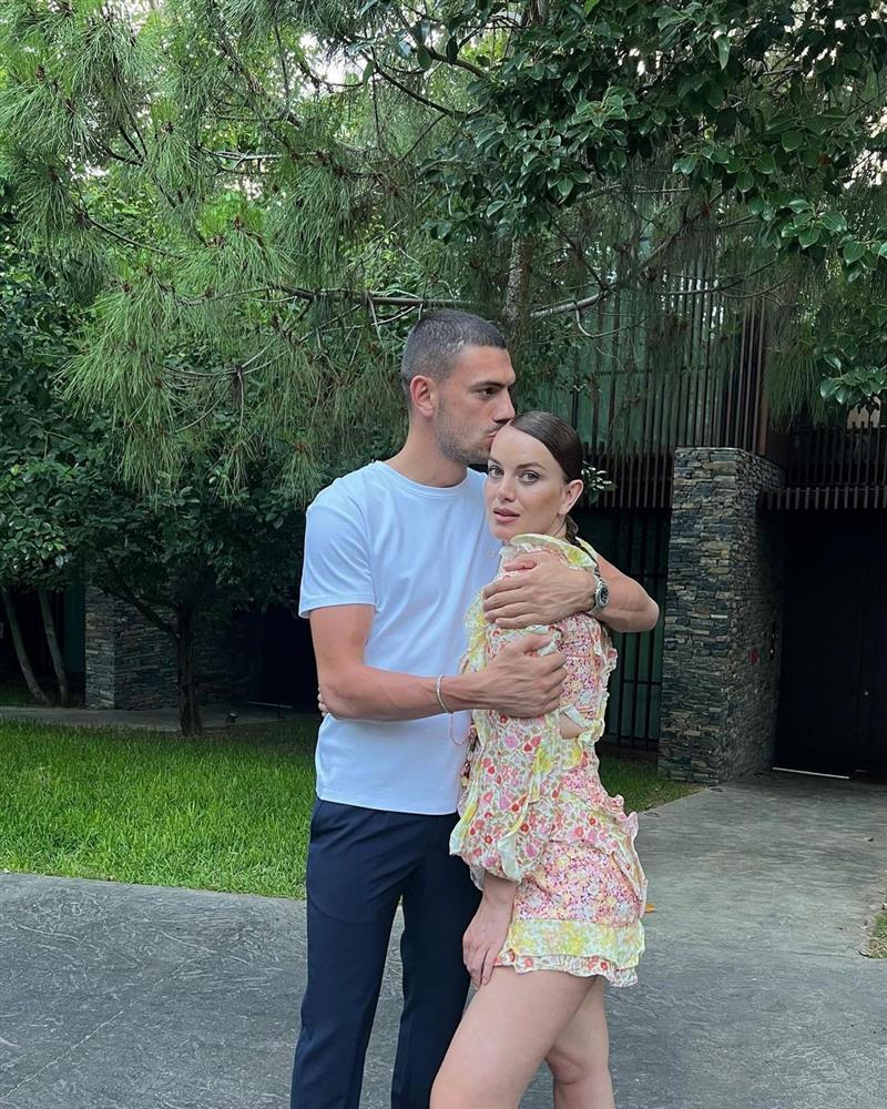 Nhan sắc vợ người hùng ghi cú đúp giúp Thổ Nhĩ Kỳ vào tứ kết Euro-8