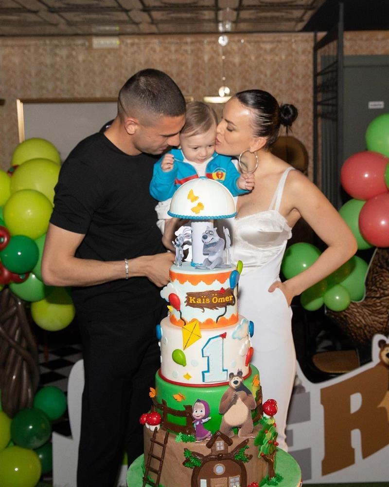 Nhan sắc vợ người hùng ghi cú đúp giúp Thổ Nhĩ Kỳ vào tứ kết Euro-9