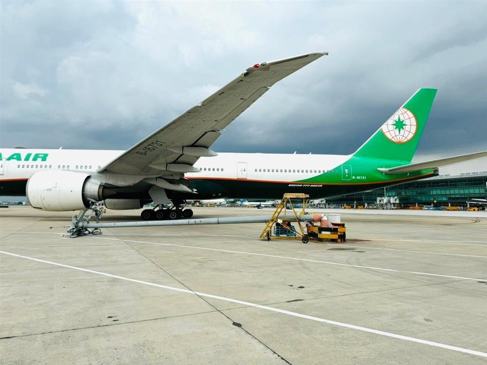 Máy bay móp cánh vì đâm trúng cột đèn chiếu sáng sân bay Tân Sơn Nhất-1