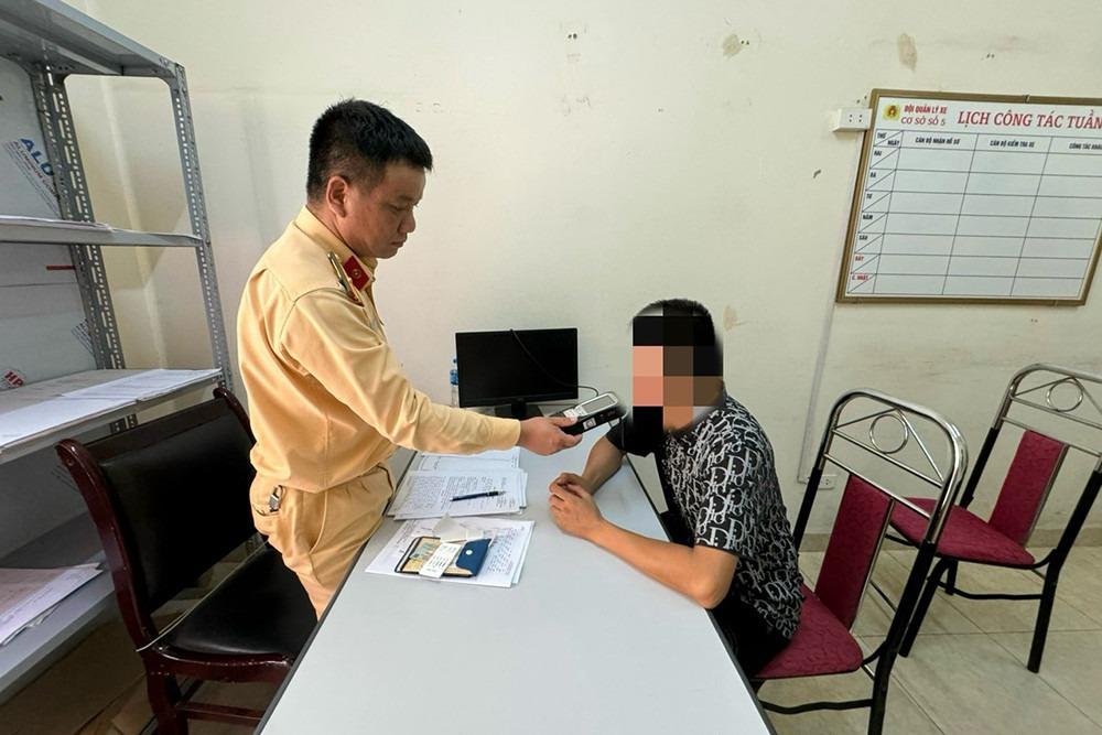 Tài xế xe khách vượt đèn đỏ gây tai nạn ở Hà Nội đến trình diện công an-1