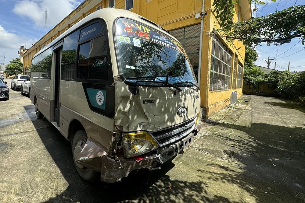 Tài xế xe khách vượt đèn đỏ gây tai nạn ở Hà Nội đến trình diện công an-2