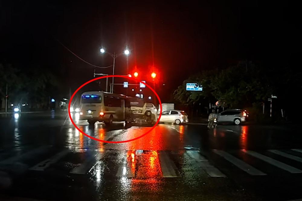 Tài xế xe khách vượt đèn đỏ gây tai nạn ở Hà Nội đến trình diện công an-3