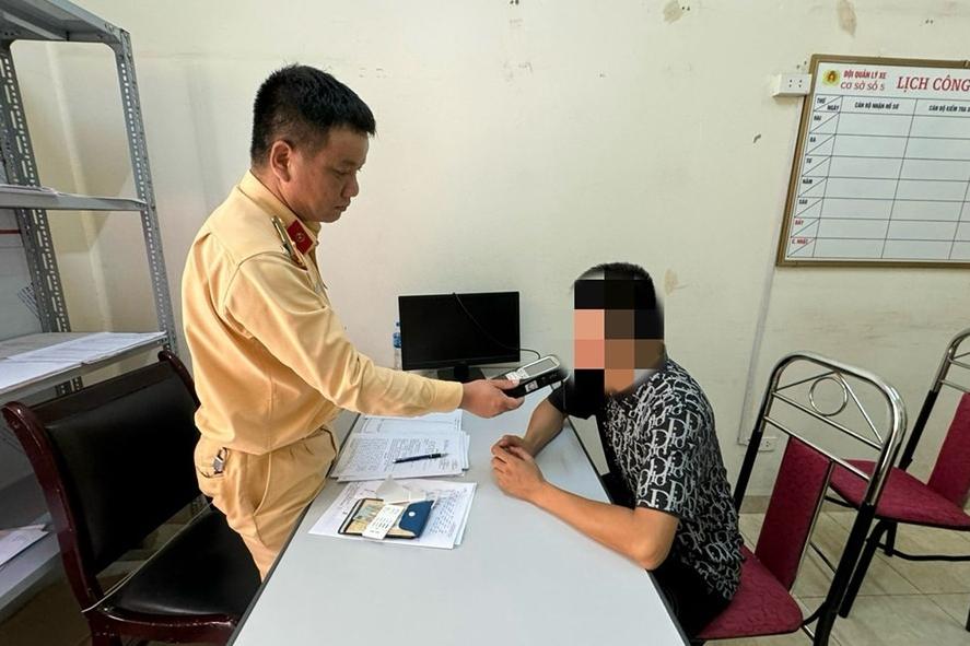 Tai nạn nghiêm trọng trên cao tốc Nội Bài - Lào Cai, xe tải lật chắn ngang đường-3