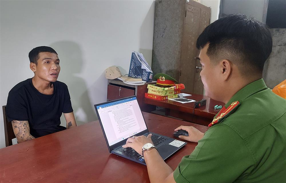 Thanh niên 25 tuổi khống chế nữ chủ tiệm uốn tóc để cướp, bắt chụp ảnh khỏa thân-1